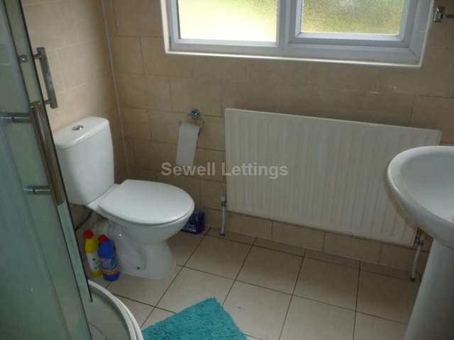  Image of 4 Bedroom Detached  To Rent at Blenheim Gardens  Reading, RG1 5QG