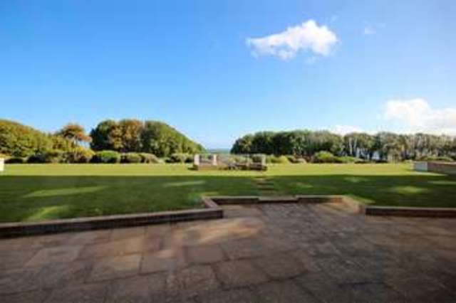  Image of 2 Bedroom Flat  For Sale at Boscombe Cliff Road  Bournemouth, BH5 1LA