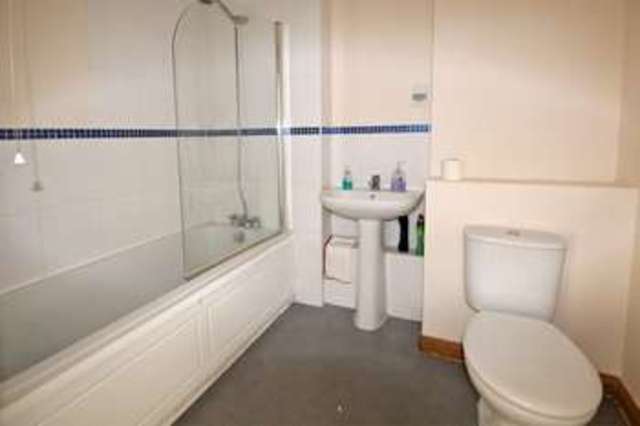  Image of 2 Bedroom Flat  For Sale at Boscombe Cliff Road  Bournemouth, BH5 1LA