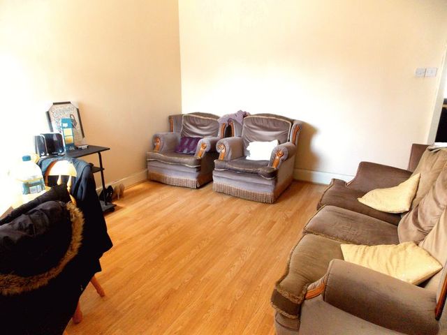  Image of 1 Bedroom Property  To Rent at Bridge Road  Uxbridge, UB8 2QN