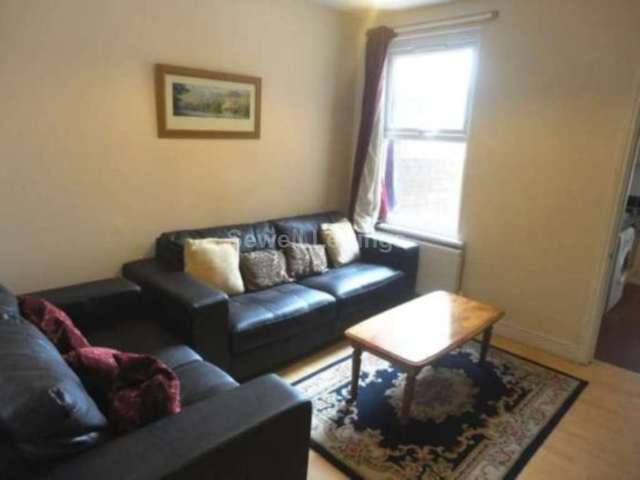  Image of 6 Bedroom Detached  To Rent at Brighton Road  Reading, RG6 1PS