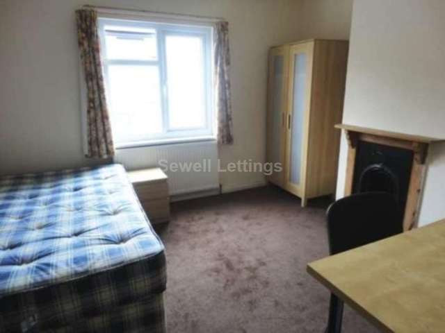  Image of 6 Bedroom Detached  To Rent at Brighton Road  Reading, RG6 1PS