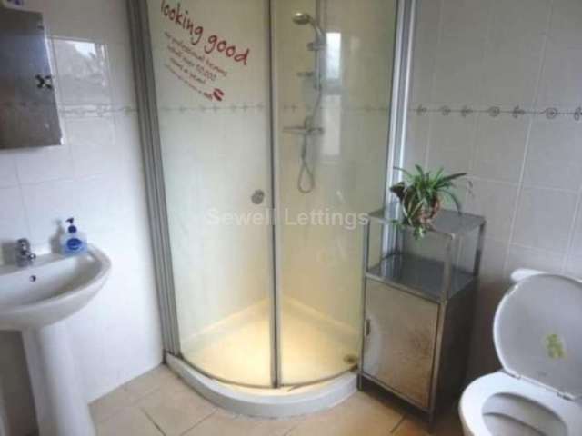  Image of 6 Bedroom Detached  To Rent at Brighton Road  Reading, RG6 1PS