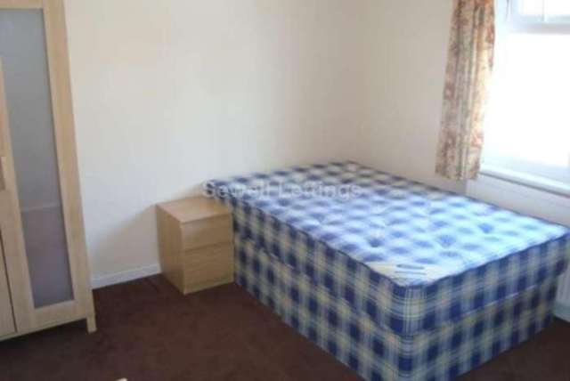  Image of 6 Bedroom Detached  To Rent at Brighton Road  Reading, RG6 1PS