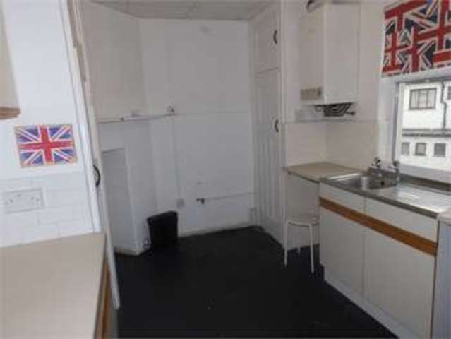 Image of 3 Bedroom Apartment  To Rent at Broadway west Leigh on sea Leigh-on-Sea, SS9 2BU