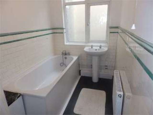  Image of 3 Bedroom Apartment  To Rent at Broadway west Leigh on sea Leigh-on-Sea, SS9 2BU