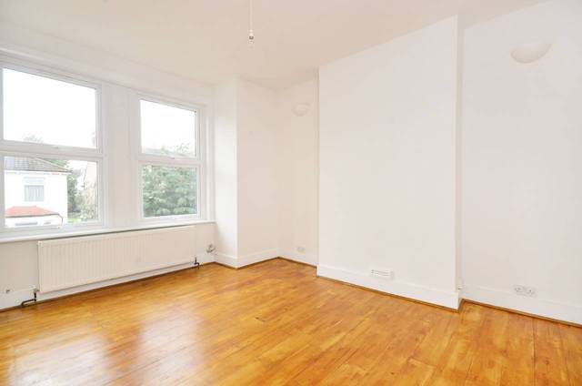  Image of 3 Bedroom Flat  To Rent at Brook Road  Thornton Heath, CR7 7RB