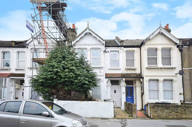  Image of 3 Bedroom Flat  To Rent at Brook Road  Thornton Heath, CR7 7RB