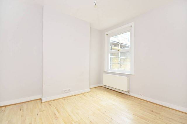  Image of 3 Bedroom Flat  To Rent at Brook Road  Thornton Heath, CR7 7RB