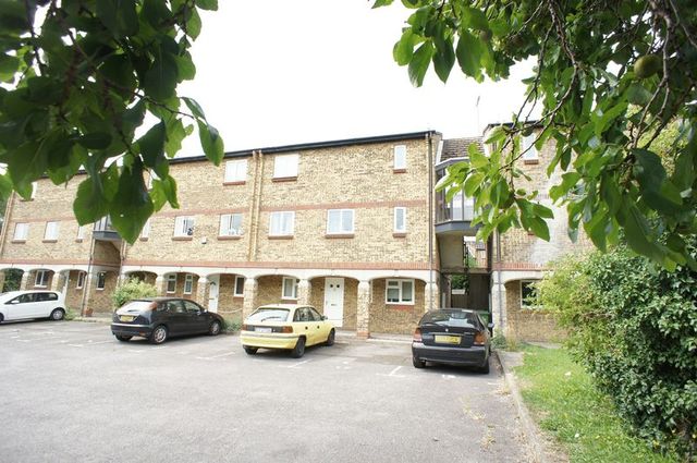  Image of 1 Bedroom Flat  For Sale at Calvert Drive  Basildon, SS13 1TB