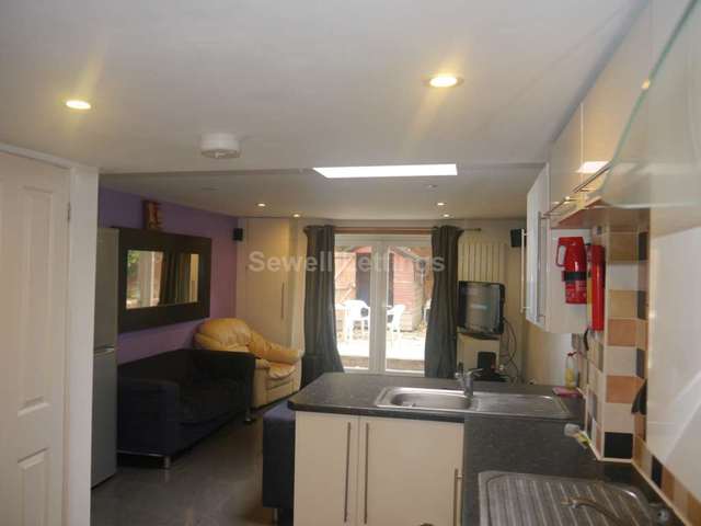  Image of 6 Bedroom Detached  To Rent at Carnarvon Rd  Reading, RG1 5SB
