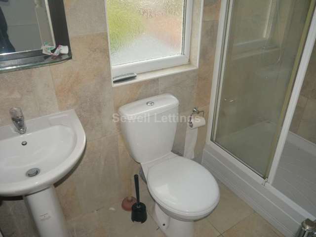  Image of 6 Bedroom Detached  To Rent at Carnarvon Rd  Reading, RG1 5SB