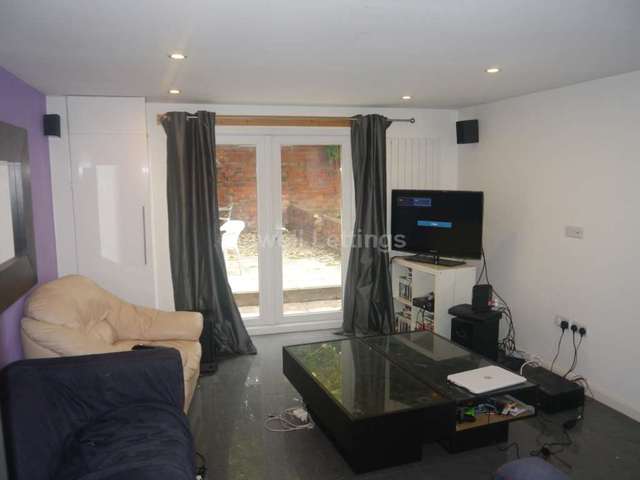  Image of 6 Bedroom Detached  To Rent at Carnarvon Rd  Reading, RG1 5SB