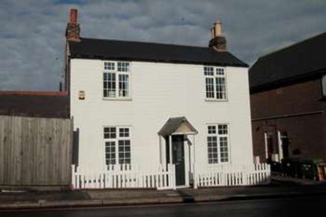  Image of 3 Bedroom Cottage  To Rent at Carshalton, SM5 3PZ