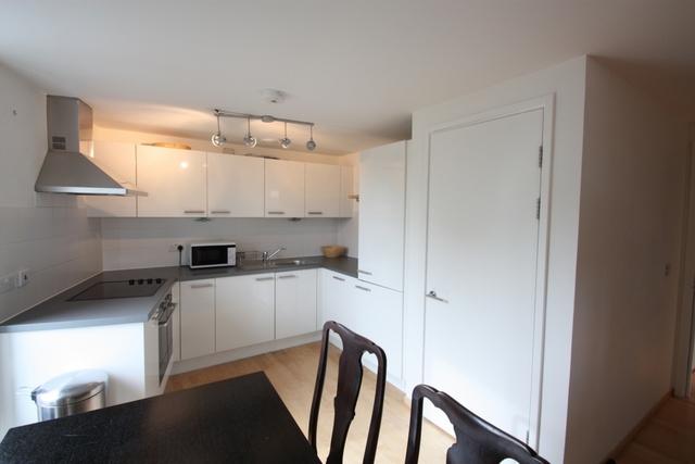  Image of 2 Bedroom Flat  To Rent at Petergate  London, SW11 2BF