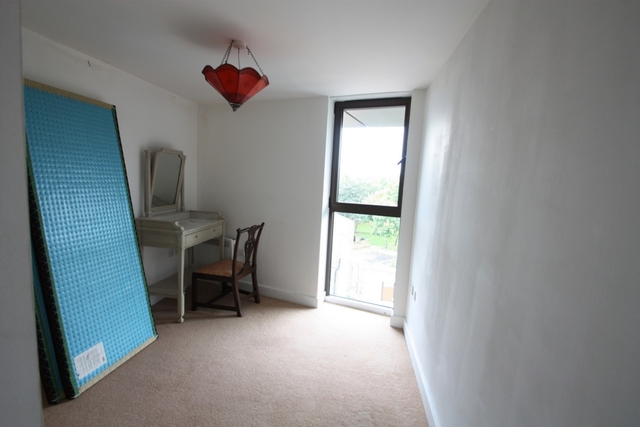  Image of 2 Bedroom Flat  To Rent at Petergate  London, SW11 2BF