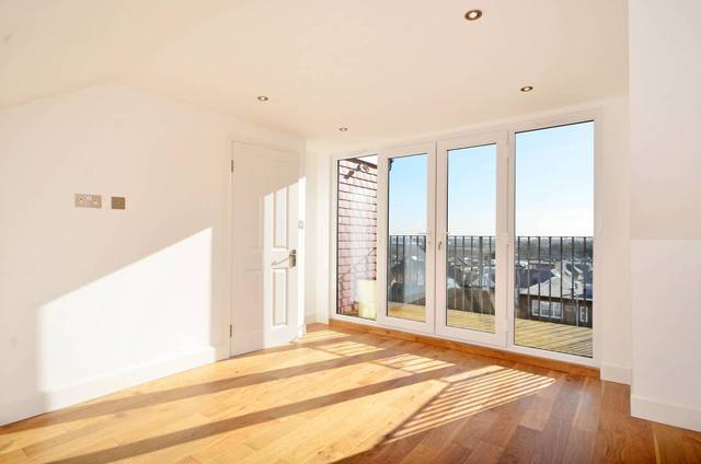  Image of 2 Bedroom Flat  For Sale at Castlewood Road  Stamford Hill, N16 6DW