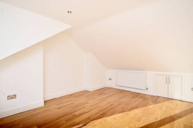  Image of 2 Bedroom Flat  For Sale at Castlewood Road  Stamford Hill, N16 6DW