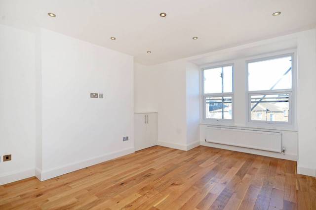  Image of 2 Bedroom Flat  For Sale at Castlewood Road  Stamford Hill, N16 6DW