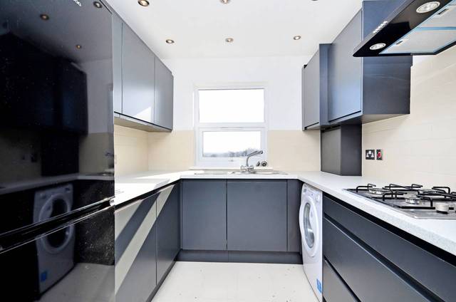  Image of 2 Bedroom Flat  For Sale at Castlewood Road  Stamford Hill, N16 6DW