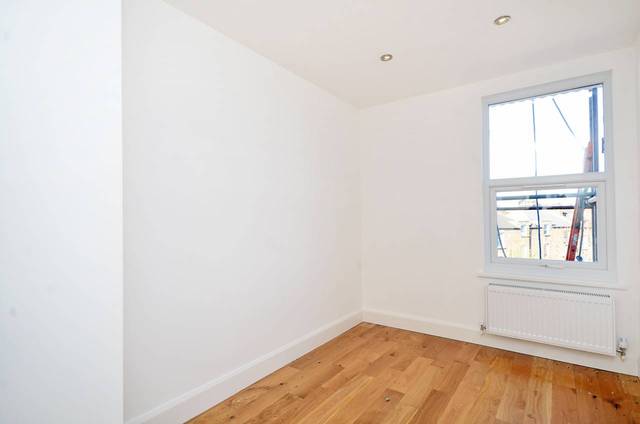  Image of 2 Bedroom Flat  For Sale at Castlewood Road  Stamford Hill, N16 6DW