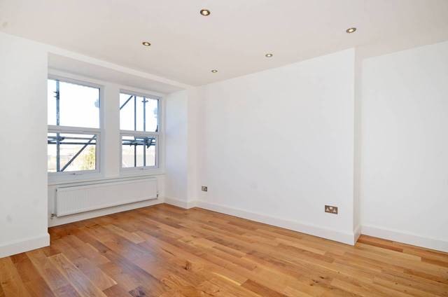 Image of 2 Bedroom Flat  For Sale at Castlewood Road  Stamford Hill, N16 6DW