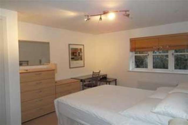  Image of 2 Bedroom Flat  To Rent at Leamington Spa, CV32 5JL