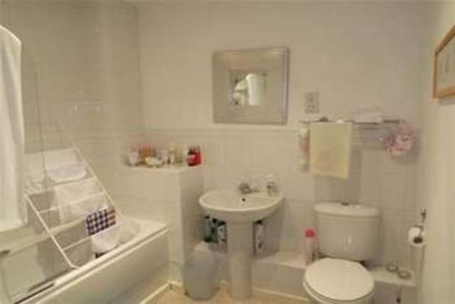  Image of 2 Bedroom Flat  To Rent at Leamington Spa, CV32 5JL