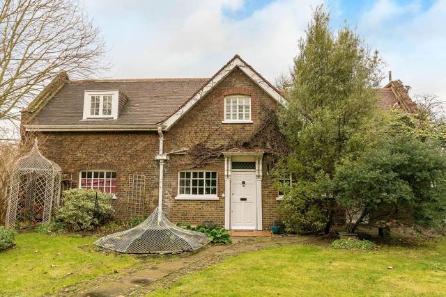  Image of 3 Bedroom Detached  For Sale at Chesterfield Walk  Greenwich, SE10 8HJ
