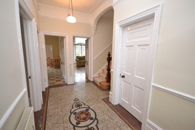  Image of 5 Bedroom Property  To Rent at Finchley, N3 1BL