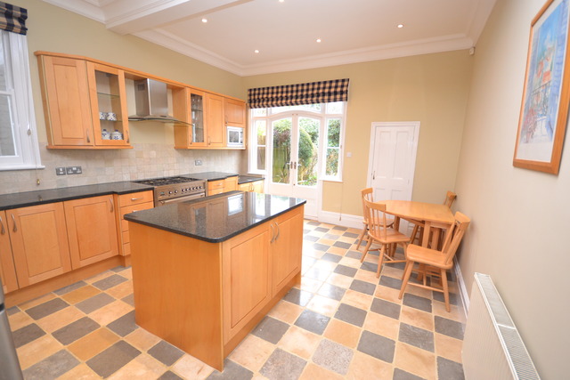  Image of 5 Bedroom Property  To Rent at Finchley, N3 1BL