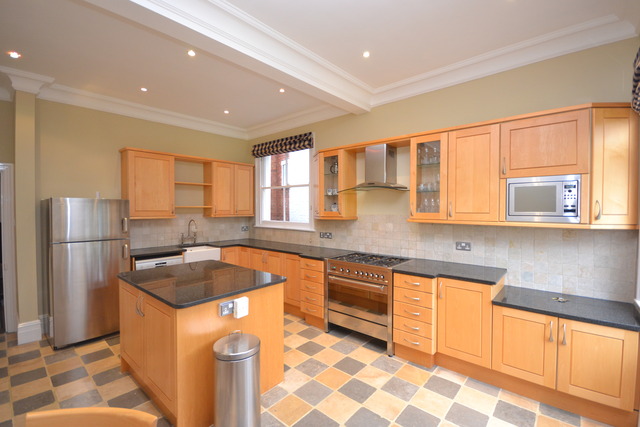  Image of 5 Bedroom Property  To Rent at Finchley, N3 1BL