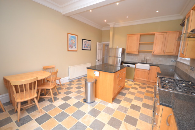  Image of 5 Bedroom Property  To Rent at Finchley, N3 1BL