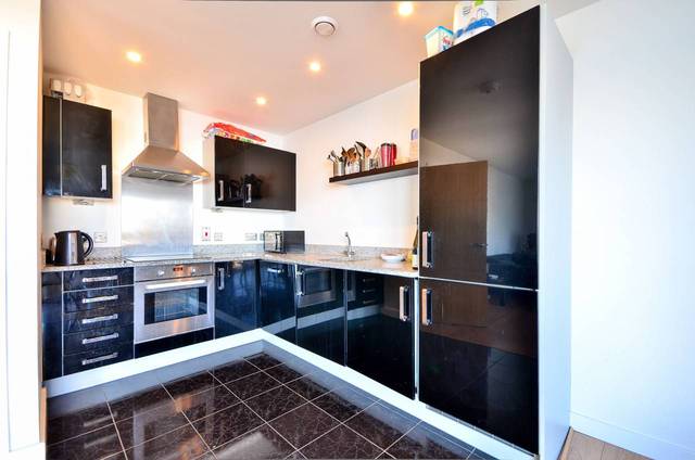  Image of 3 Bedroom Flat  For Sale at City Peninsula  Greenwich, SE10 0FN