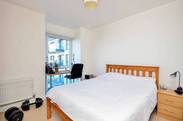  Image of 3 Bedroom Flat  For Sale at City Peninsula  Greenwich, SE10 0FN