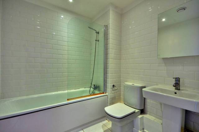  Image of 3 Bedroom Flat  For Sale at City Peninsula  Greenwich, SE10 0FN
