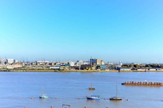  Image of 3 Bedroom Flat  For Sale at City Peninsula  Greenwich, SE10 0FN