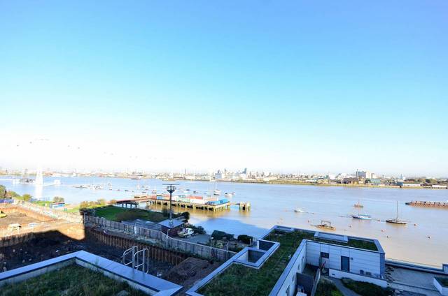  Image of 3 Bedroom Flat  For Sale at City Peninsula  Greenwich, SE10 0FN