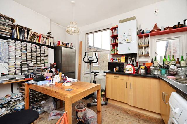 Image of 2 Bedroom Flat  For Sale at Clapton Square  Hackney, E5 8HT