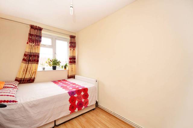  Image of 3 Bedroom Flat  For Sale at Clarence Road, Lower Clapton  Lower Clapton, E5 8DX