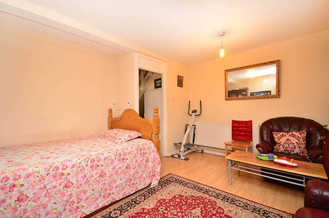  Image of 3 Bedroom Flat  For Sale at Clarence Road, Lower Clapton  Lower Clapton, E5 8DX