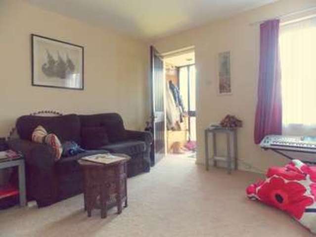  Image of 1 Bedroom Flat  To Rent at Clarkes Drive  Uxbridge, UB8 3UJ