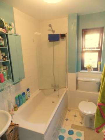  Image of 1 Bedroom Flat  To Rent at Clarkes Drive  Uxbridge, UB8 3UJ