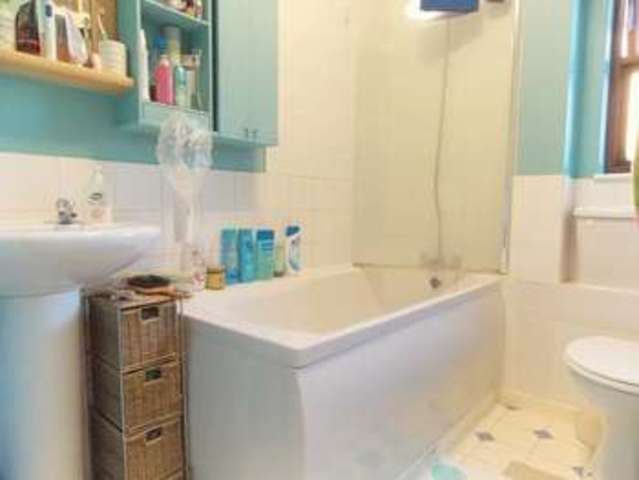  Image of 1 Bedroom Flat  To Rent at Clarkes Drive  Uxbridge, UB8 3UJ