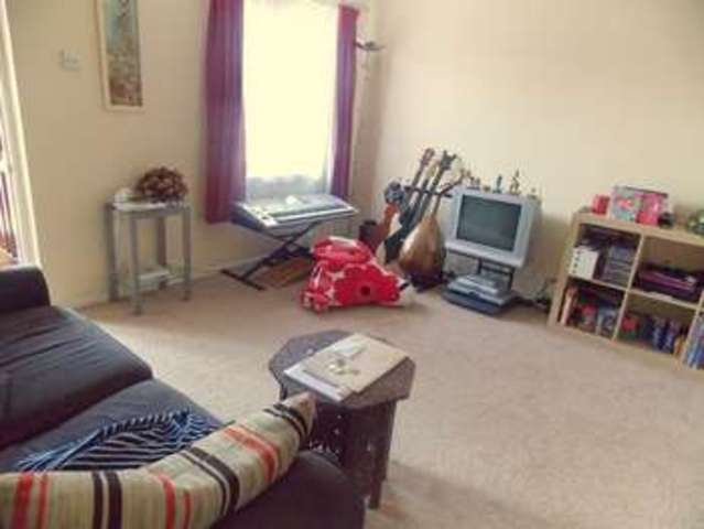  Image of 1 Bedroom Flat  To Rent at Clarkes Drive  Uxbridge, UB8 3UJ