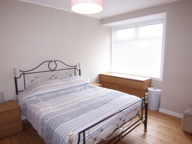  Image of 2 Bedroom Flat  To Rent at Colinton Edinburgh Edinburgh, EH13 9BS