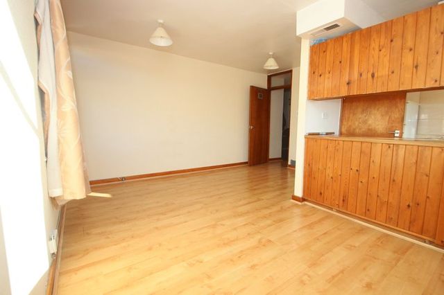  Image of Flat  For Sale at Prospect Hill  London, E17 3EZ
