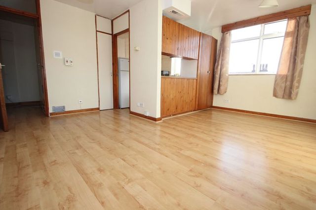  Image of Flat  For Sale at Prospect Hill  London, E17 3EZ