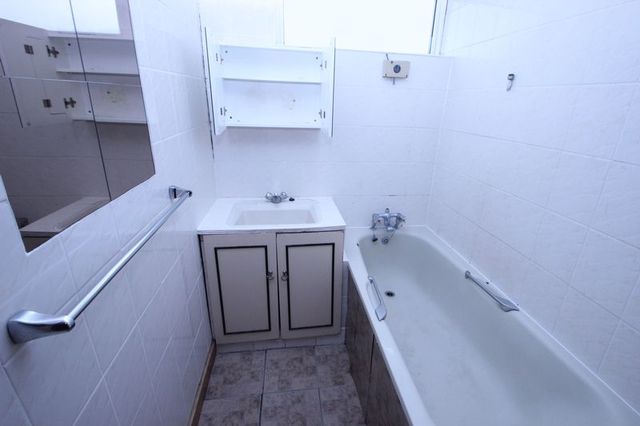  Image of Flat  For Sale at Prospect Hill  London, E17 3EZ