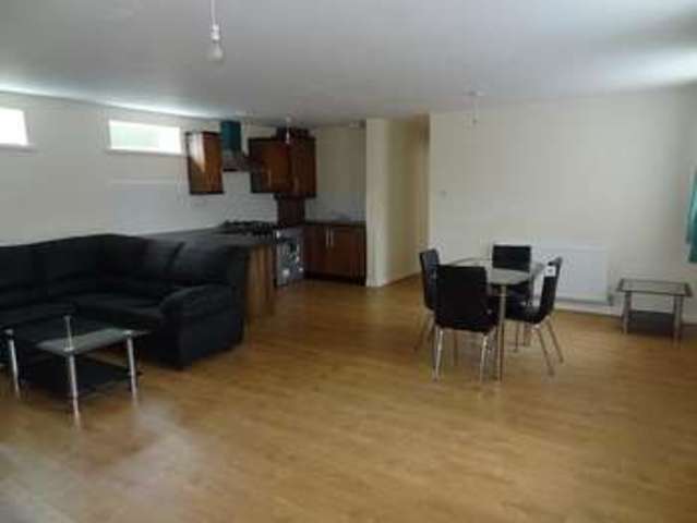  Image of 2 Bedroom Flat  To Rent at Coventry, CV3 1GG
